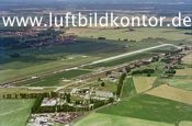 Flugplatz Bautzen Luftbild, NVA-Milit�rfahrzeuge auf Landebahn, 1994, Bernhard Fischer Luftbild, Nr 1640
