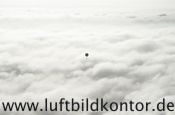 Gasballon ber den Wolken, Bernhard Fischer Luftbild, Nr 1646, 27.10.2010