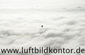 Gasballon �ber den Wolken, Bernhard Fischer Luftbild, Nr 1646, 27.10.2010