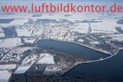Mhnesee-Gnne mit Staumauer frostig unter erstem Schnee Luftbild, Bernhard Fischer Luftbild, Nr 1668, 03.12.2010