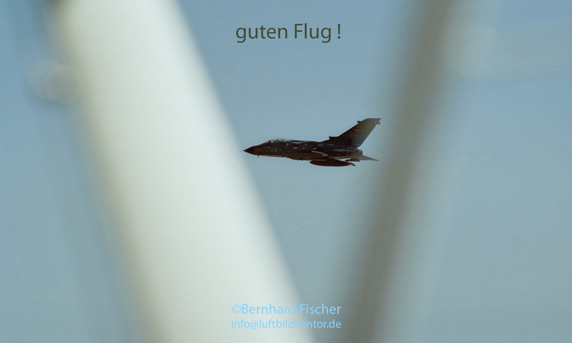 Tornado im Vorbeiflug Luftbild Bernhard Fischer, Schrift